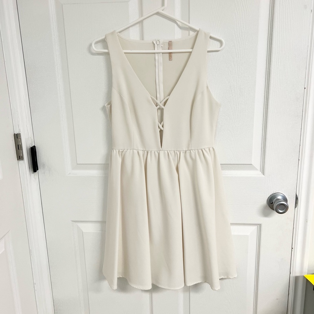 Lul's white dress